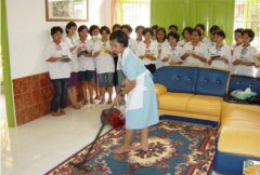 為什么許多菲律賓家庭傭工（菲傭）在國外工作？